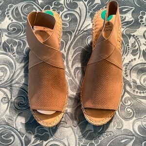 NWT White Mountain Women's Tan Sandals Sz 8